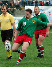 060430hunarmlloLoydkick.jpg (19065 bytes)